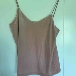  - Rosa linne i sammet, fin till både fest och vardag. 