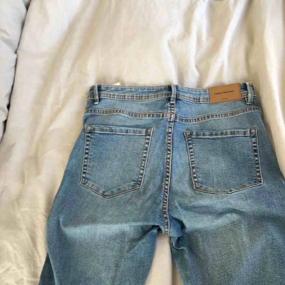 Jeans från Zara. Superstretchiga och sköna.fransar nedtill. Strl 36, hög midja . Jeans & Byxor.