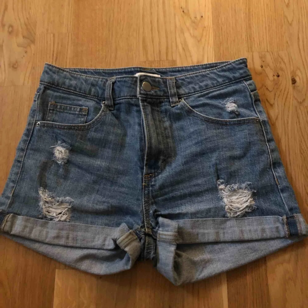 Fina jeans shorts från H&M, frakt tillkommer . Shorts.