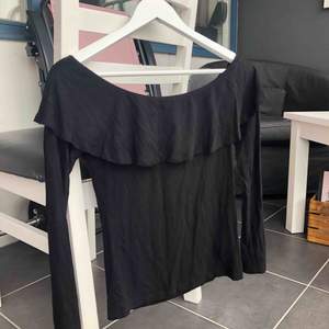 Super fin svart tröja ifrån Gina tricot, storlek S. Väldigt skönt och stretchigt material, använd ett antal gånger. Frakt tillkommer✨