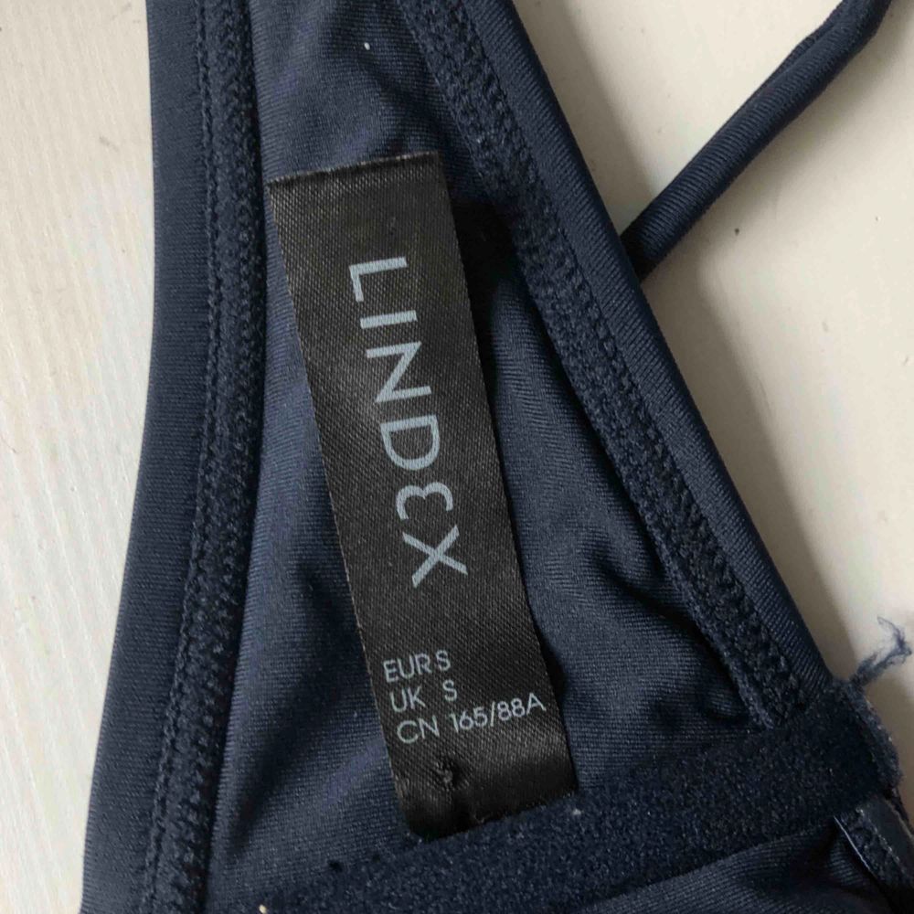 Fin marinblå bikiniöverdel ifrån Lindex! Har vart för liten sedan köpet så endast använd jättefå gånger. Frakt 40kr. Övrigt.