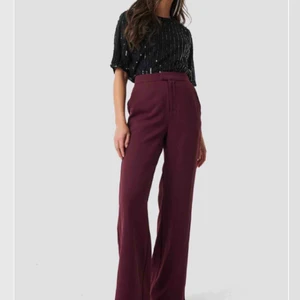  - Ett par jätte fina vinröda kostym byxor från nakd , säljer för 150kr+ frakt 