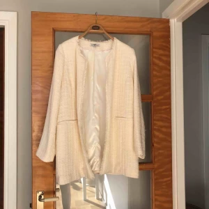  - Finare kavaj/jacka med sidenfoder. Använd 1 gång. Inköpspris 599 SEK.