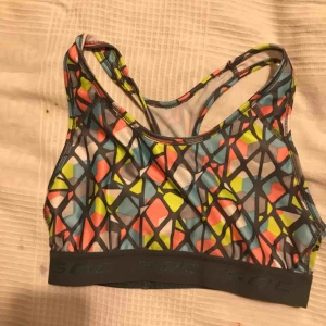  - Snygg sportbh som bara är använd fåtal gånger. Säljer pågrund av att den är för liten.  Frakt står köparen för 💗 