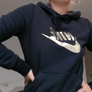  - Mysig svart hoodie från Nike! Frakten är inkluderad i priset :) 
