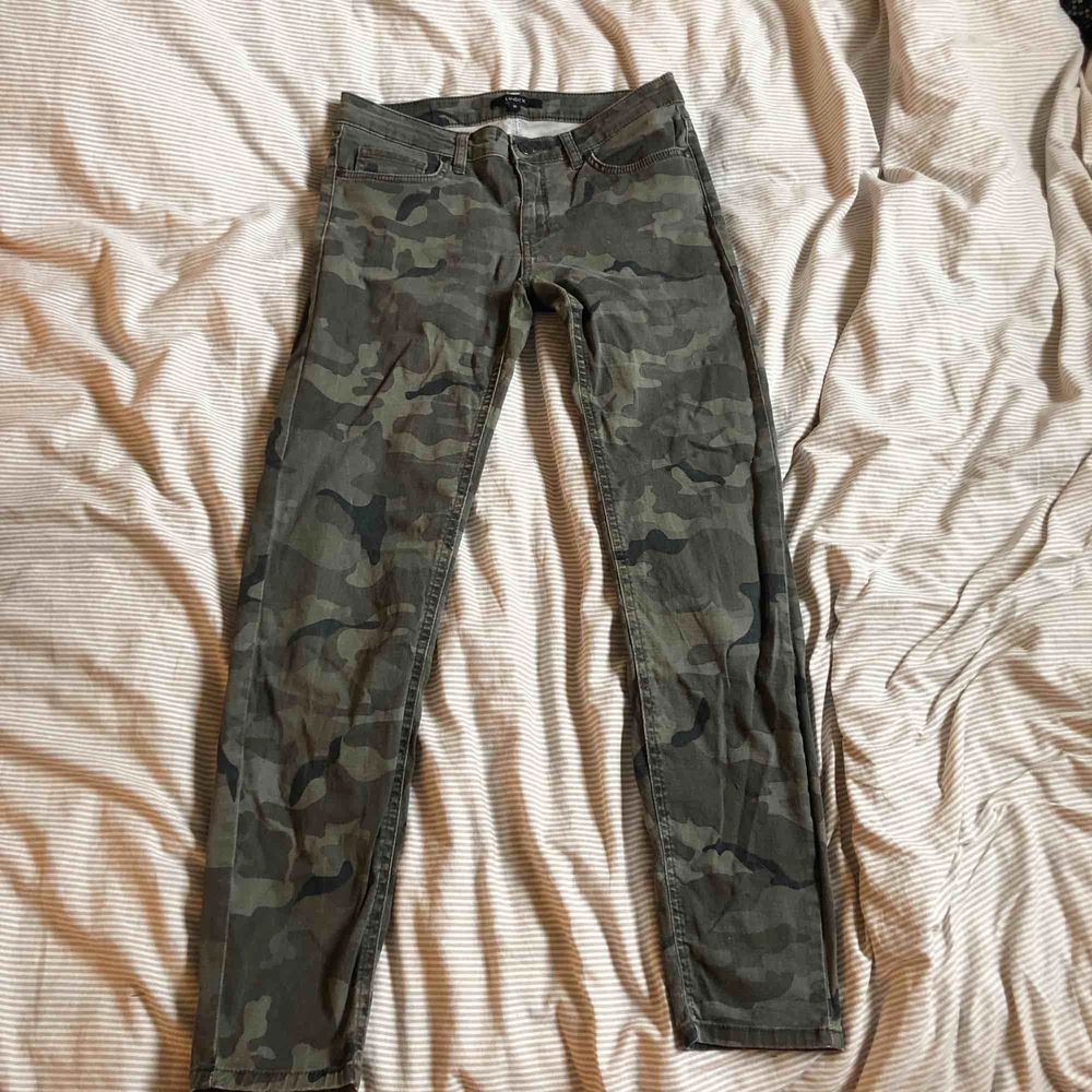 Mjuka camouflages jeans från Lindex | Plick Second Hand