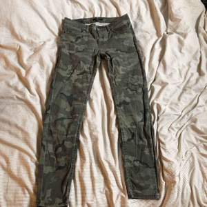 Mjuka camouflages jeans från Lindex Storlek 38 