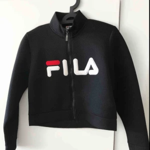  - Superfin tunnare jacka från Fila, använd vid ett tillfälle så i nyskick! Köptes för 899:- på NAKD, slutsåld. 