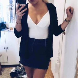  - Vit body med smala band Från Nelly 