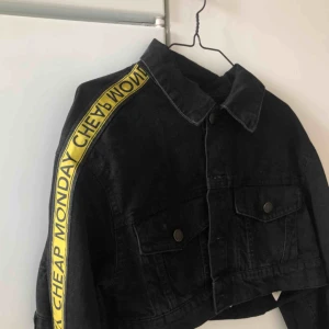  - Croppad jacka från cheap monday med gula detaljer på armarna. Skitsnygg men har tyvärr bara blivit hängandes. Nypris 900. 