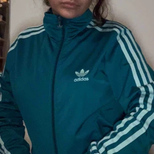  - Turkos Adidas tjocktröja sparsamt använd. Frakt tillkommer💫