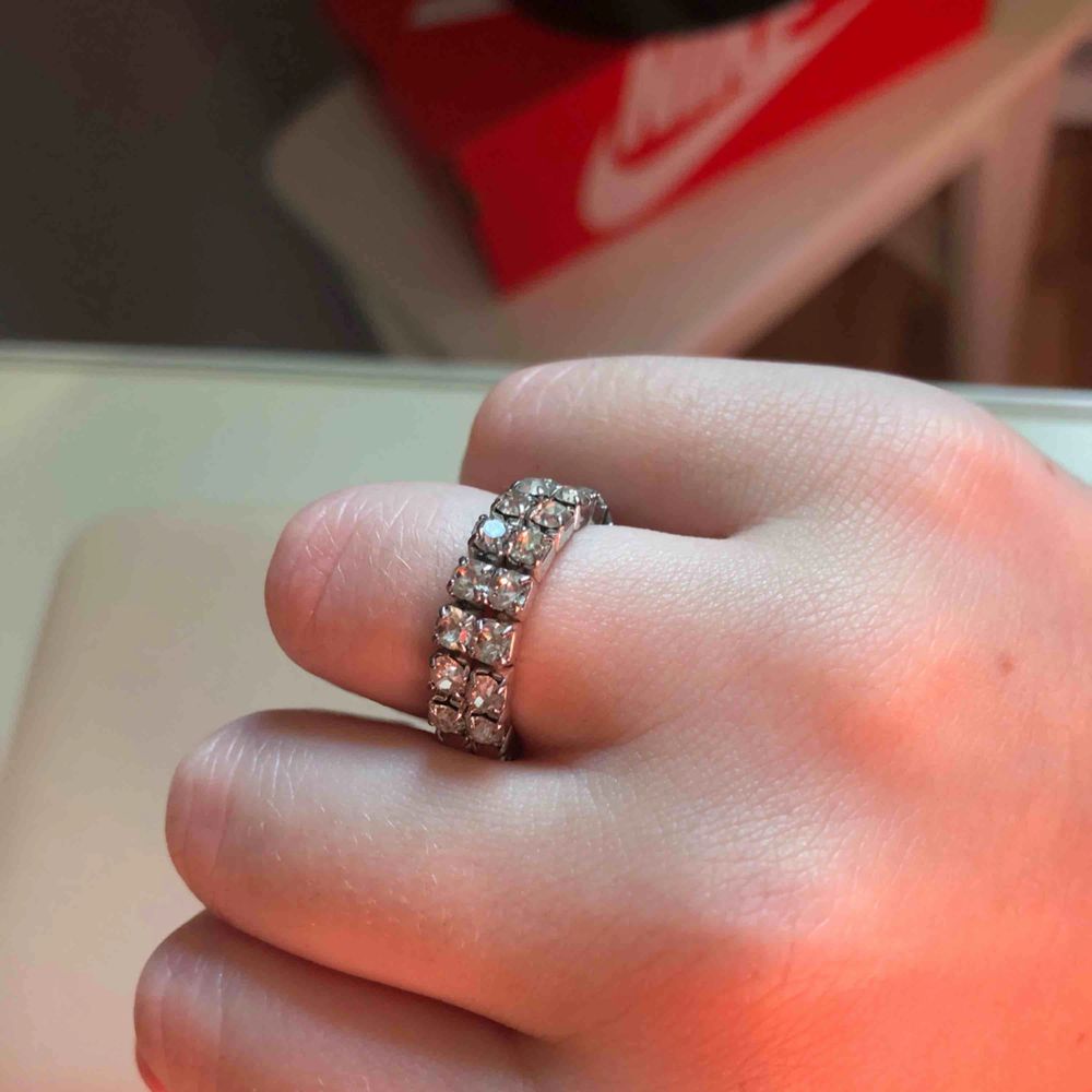 Silver diamant ring som är töjbar . Accessoarer.