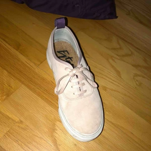  - Säljer eytys sneakers i rosa färg storlek 39, använda 5 gånger   Orginalpris 1000kr, priset är diskuterbart!