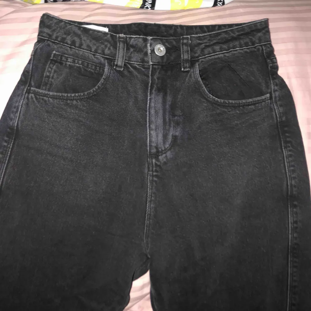 Köpte dessa jeansen från Asos men har ej kommit till användning. Frakt tillkommer💕 (aldrig använt) . Jeans & Byxor.