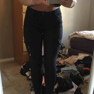  - fina svarta jeans från pull N bear i Stockholm , lite smått sönder vid hällan!