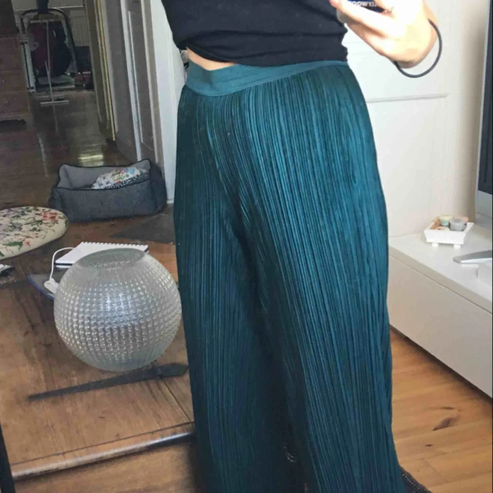 jättesköna gröna byxor från Carin Wester!!💖. Kjolar.