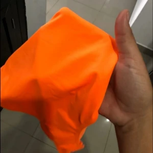  -  Säljer en neon orange  body.  Jag har endast provat den  en gång.  Köparen står för frakten .  Hej .  