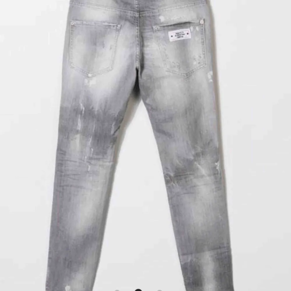 Äkta dsquared jeans. Köpta från farfetch. Barnstorlek 14Y men passar S till M i dam och S i herr.. Jeans & Byxor.