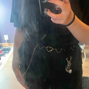  - Kedje skärp med hjärtan för 150 inkl frakt. Köpt i Cypern för runt 250 kr och endast använt en gång :) Skriv för tydligare bilder☺️