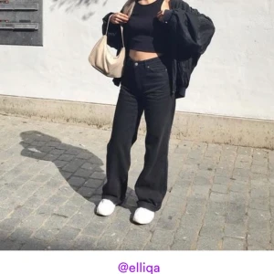 Yoko black jeans - Säljer mina fina yoko black jeans från monki, kostar 400kr nypris. Ganska nya och sparsamt använda pga för stor storlek och därav i väldigt bra skick!💖bilderna är lånade från Monkis hemsida, skriv till mig vid intresse för att se mer bilder<3