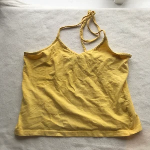 Gul topp - Söt topp/ linne med snören. Köpare står för frakt, möts ej upp! 🌸