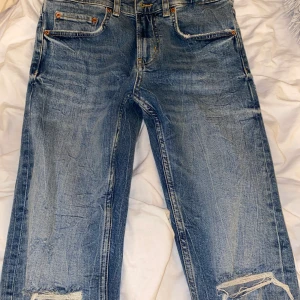 Ett par slim boyfriend jeans - Ett par ljus blåa slim boyfriend jeans ifrån Zara. Lågmidjade. De har hål och är lite lätt slitna där nere med de är köpta så. Köpt från zara för 7 månader sen. Storlek 36 alltså S 