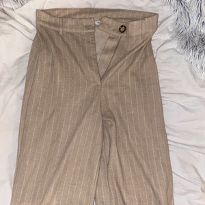Ett par sköna kostymbyxor.  - Ett par beiga kostymbyxor ifrån NAKD. Jätte sköna. Även lösa där nere och lite korta i längden vilket de ska vara. Storlek XS