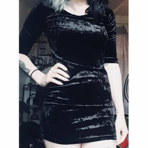 🕷 Svart sammetsklänning 🕷 - Skitsnygg klänning! Helsvart i krossad sammet 🦋 För kort för mig som är 170cm med lite junk in the trunk hahah, men funkar fint som tröja också 😍 Storlek 38-40  50kr