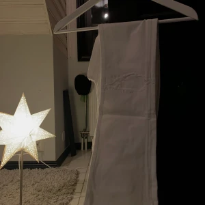 gina tricot - jättefina vita bootcut jeans från gina, bekväma och snygga. kommer in till användning för mig därför säljer jag de.