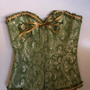 Grön superfin korsett! - Aldrig använd korsett💅🏻💕 Väldigt liten i storleken!!! Skulle tro att den passar en som vanligtvis har storlek 32. Möts upp i Stockholm! 🦷🦧❤️😝