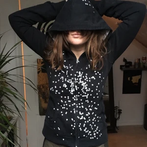 Cool huvtröja - Hoodie med dragkedja och tryckta stjärnor i fint skick