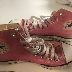 Converse strlk 39,5 - Rosa Converse i storlek 39,5. Skorna är något smutsiga men inte något tvätten inte kan ta hand om. Köpare står för frakt, alternativt kan jag mötas upp.