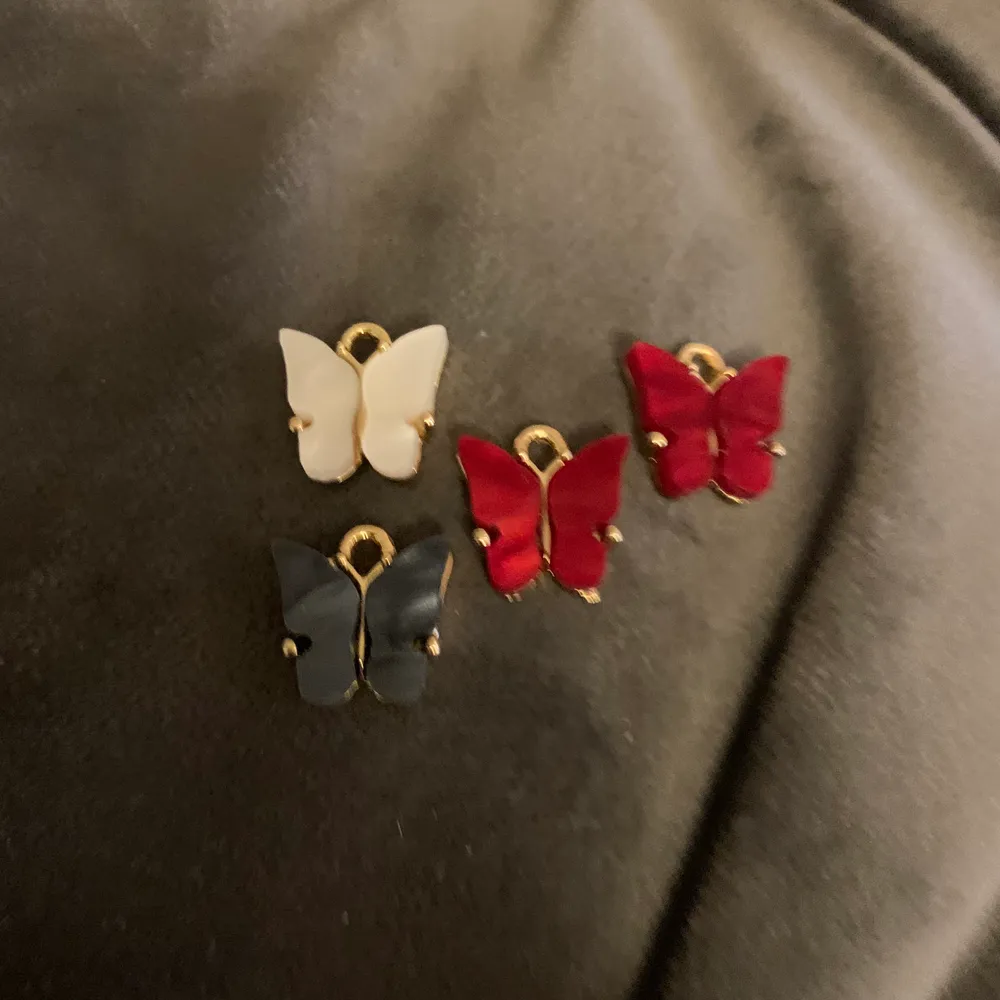 4 stycken söta fjärilsberlocker till smycken. Jag använder mina till att göra örhängen men det går även att göra halsband, armband och ringar. Priset är för alla 4.. Övrigt.