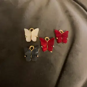 4 stycken söta fjärilsberlocker till smycken. Jag använder mina till att göra örhängen men det går även att göra halsband, armband och ringar. Priset är för alla 4.