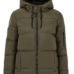 Jag säljer min eskimo jacka som köptes förra året för 1999kr. Jackan är varm och skön och i super fint skick, jag säljer det pga vill rensa min garderob. Min pris är 699kr.                                                                Jackan passar 32,34,36 storlek