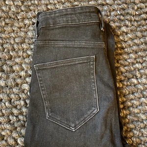 Jeans - Stuprörsjeans! Tighta hela vägen ner, dom är mörkare än vad de ser ut på bilderna. Passar mig och jag är 167 cm. 