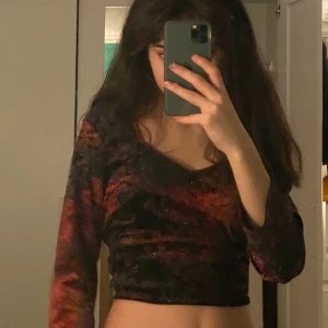 vintage tröja - superfin långärmad med fantasifull urringning! Tröjan är röd och svart i sammet med ett fint blommigt mönster. Den är i bra skick då jag knapp använt den sen jag köpte den second hand. Den är i storlek M (40/42) men passar bra på mig som vanligtvis är XS, tror samtidigt att den funkar på större storlekar. Passar superbra nu till höst och vinterhalvåret!✨✨BUDA GÄRNA