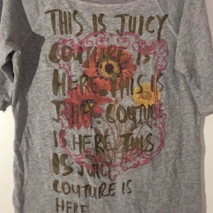 JUICY COUTURE TSHIRT - Så snygg Juicy Couture t-shirt! Grå med tryck fram, i toppenskick💕💕 skickar fler bilder på förfrågan!