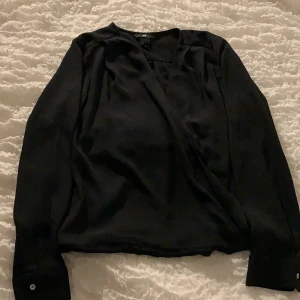 Blus - Svart blus, mycket fint skick! V-urringad, 80kr❤️