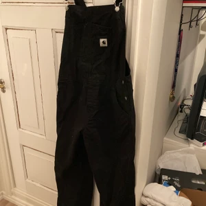 Carhartt hängselbyxor  - Carhartt byxor i bra skick använda 3 gånger nypris 1500kr kan kanske gå lägre vid snabb affär 