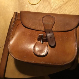 Begagnad väska  - ganska sliten. Fin bra kvalitet