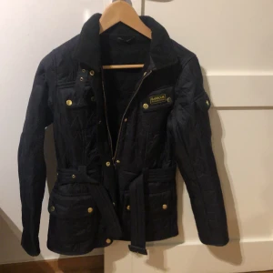 Babour jacka - En barbour jacka i mörkblå färg. Helt i nyskick då den endast är använd en gång. Har dock inte kvar kvittot då den köptes för några år sedan. Man ser på detaljerna att den är äkta.