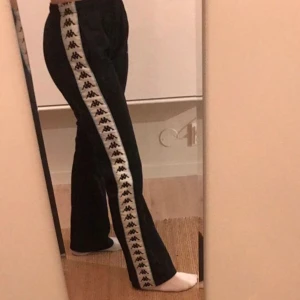 Kappa byxor - Ett par svarta kappa byxor i stl xs. Använda mycket men i bra skick! Frakt tillkommer!🥰