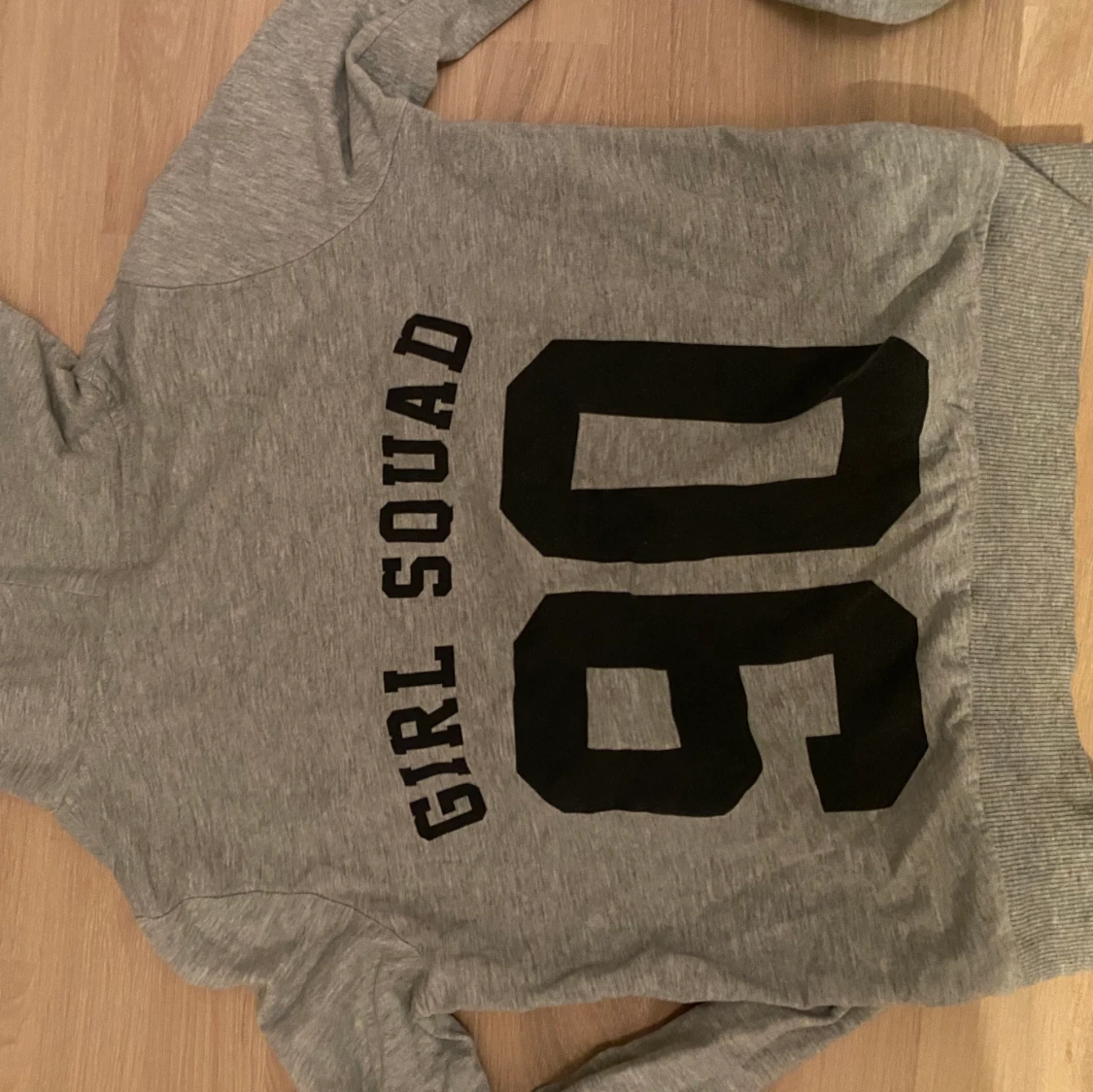 Grå kofta med tryck - 90