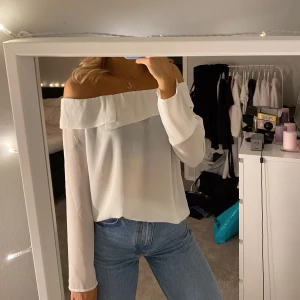 Vit off-shoulder blus strl 36 - Off-shoulder blus från Gina, helt oanvänd med prislapp kvar! 💕