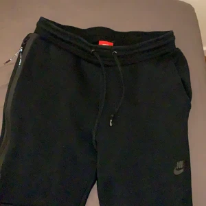 Adidas byxor  - Storlek S användes för 2 år sedan, köpt i Manchester. Den sitter bra! 😁 