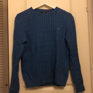 Tröja - Gosig kabelstickad tröja fån Gant i storlek 13-14 år/158-164 eller också en XS. Jättenajs till vinter, skick 6.5/10, köpt för 799kr säljs för 199kr