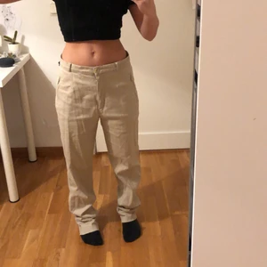 lågmidjade byxor - lowwaisted beiga kostymbyxor som är ganska pösiga och långa. funkar för unisex. 