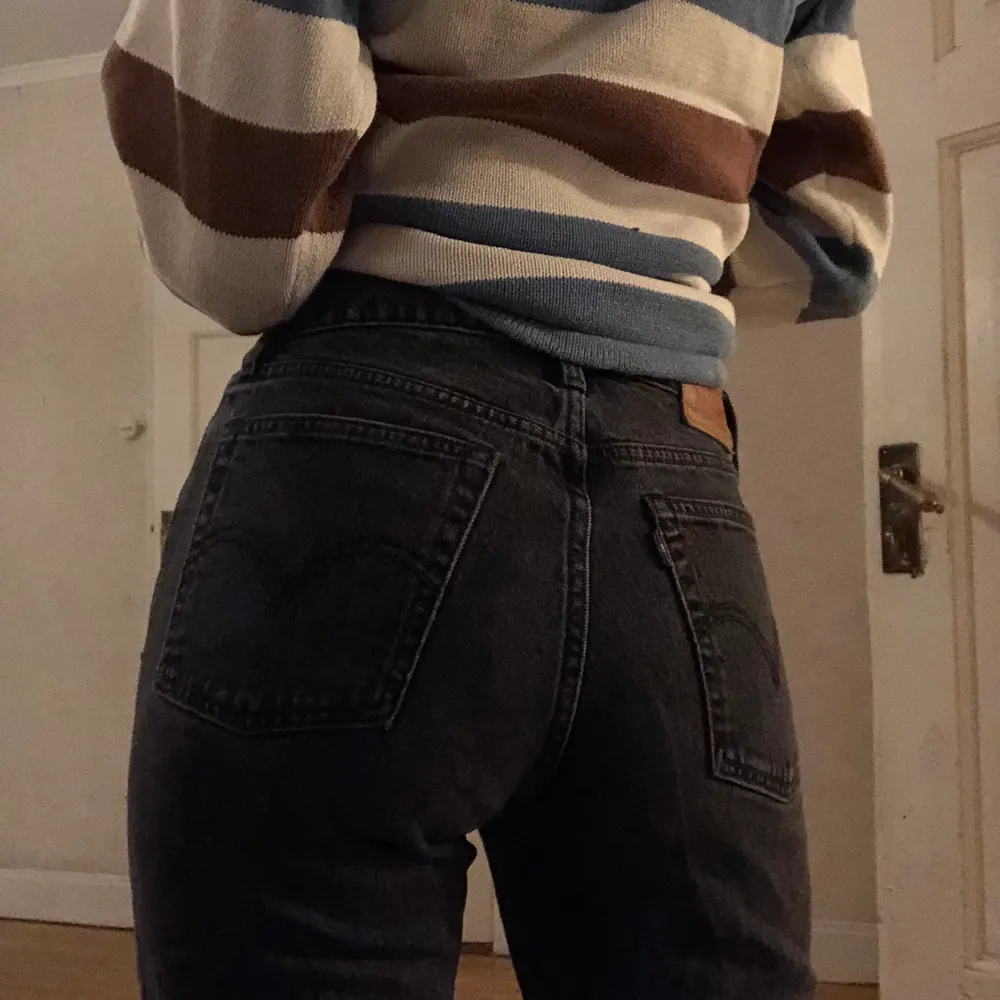 Levisjeans i modellen ’Wedgie Straight’. Supersnygg grå färg. Sitter bra på mig som har 26/27 i midjan men är för korta i längden (jag är 173). Ett litet knappt synbart hål i knähöjd på ena benet, se tredje bilden. Frakt inräknad i priset. 💖. Jeans & Byxor.