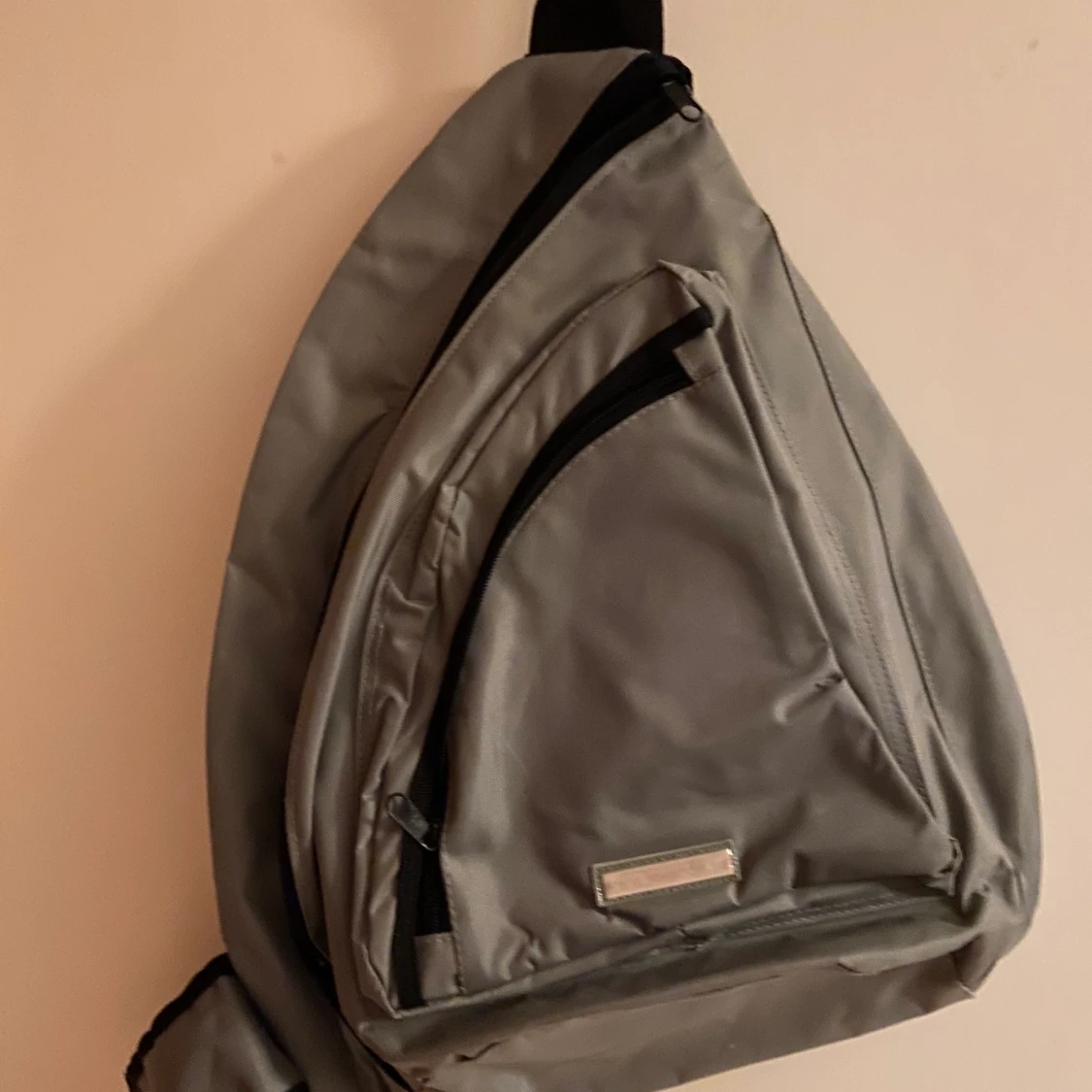 Grå crossbody-väska